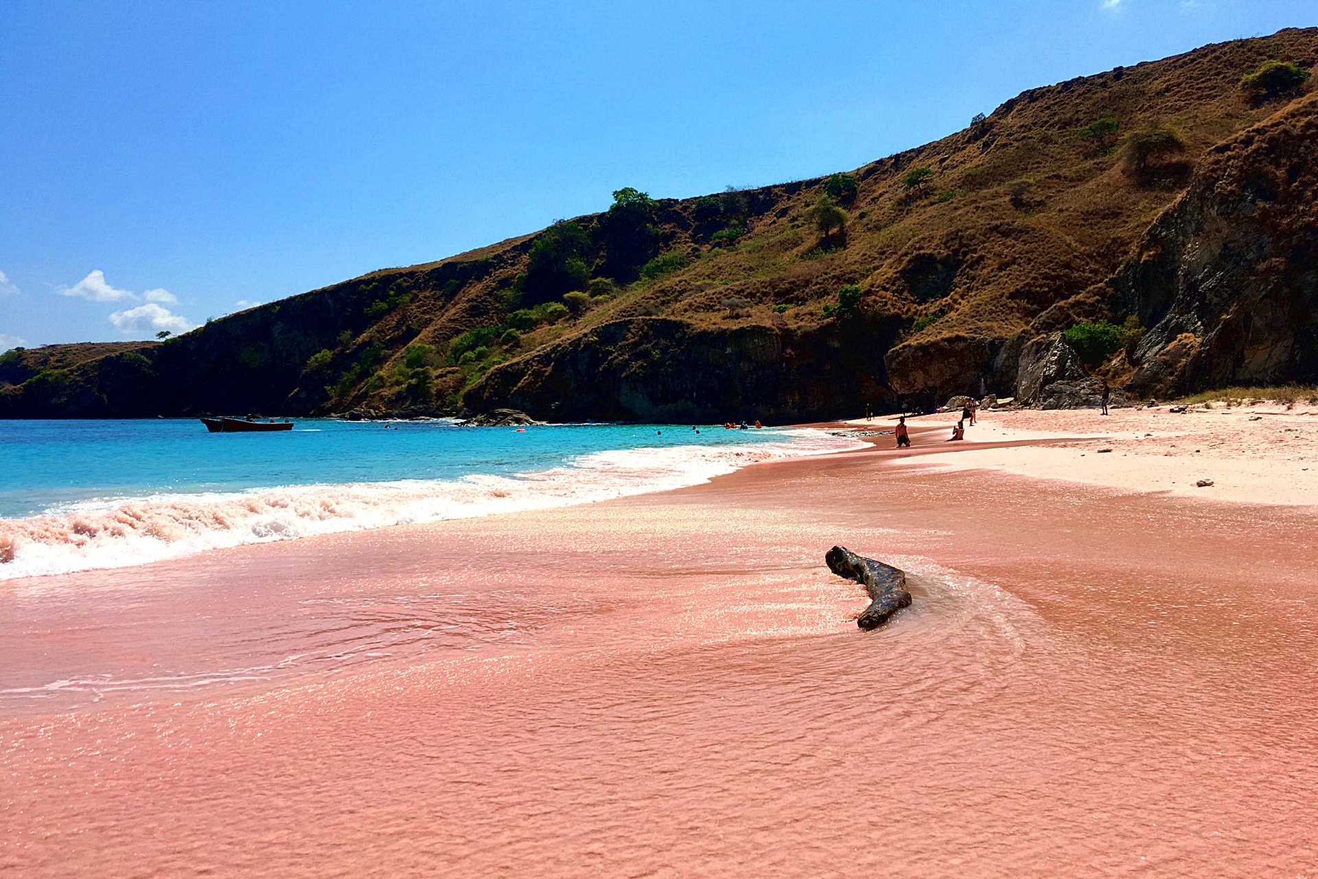 A beautiful Pink Beach of Indonesia ©Getty Images