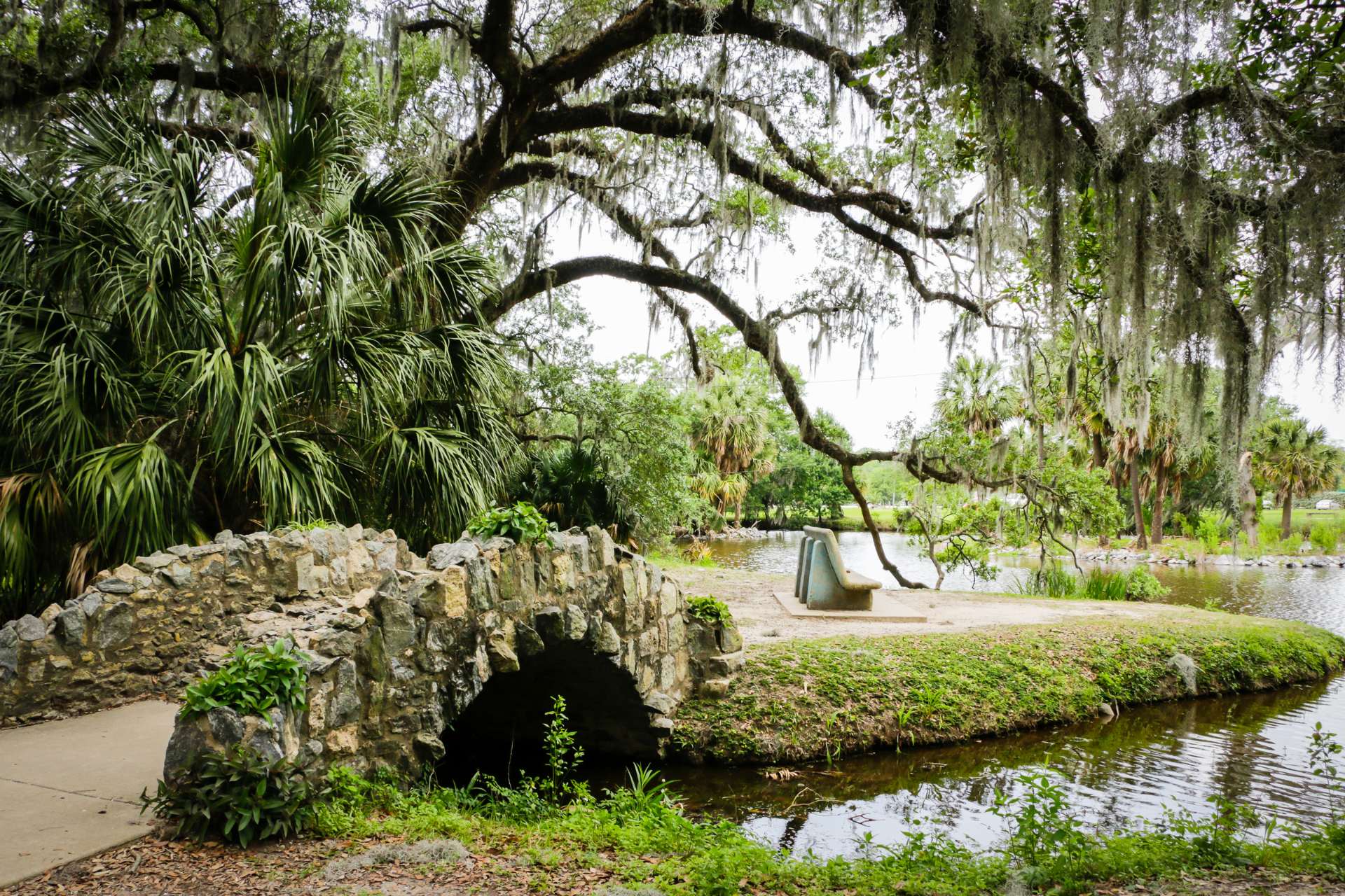 An historic bridge and oak tree in New Orleans City Park ©Getty Images