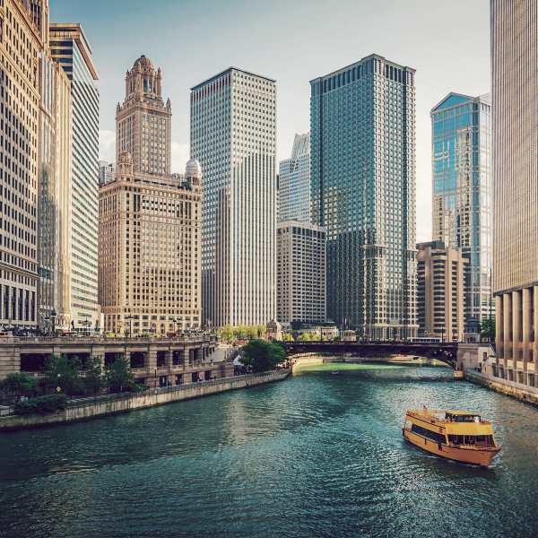 Chicago River Tour boat ©Getty Images