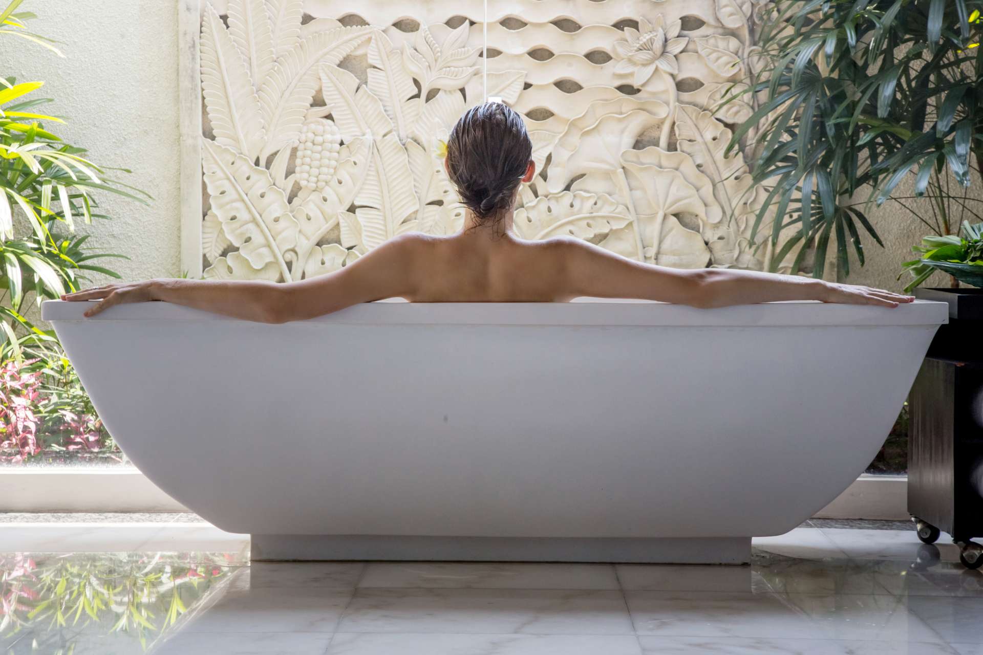 Portrait of a person relaxing in the bathtub ©Getty Images
