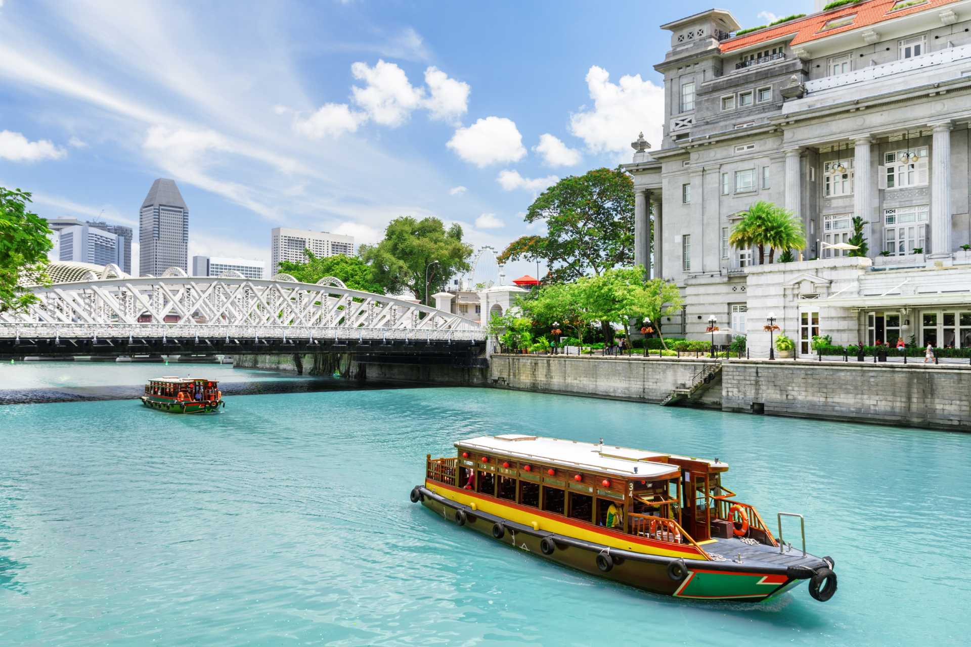 Traditional tourist boats sailing along the Singapore River ©Getty Images