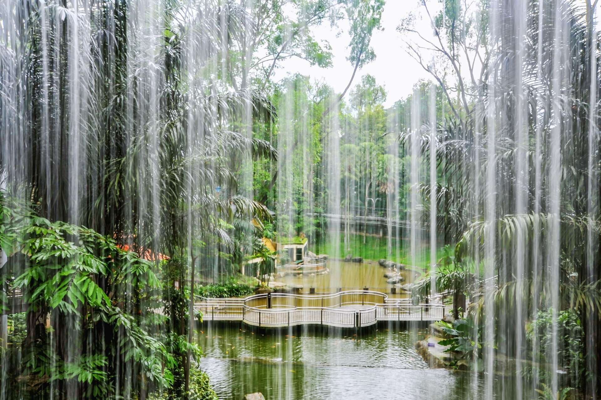 Waterfall in Kuala Lumpur Bird Park ©Getty Images