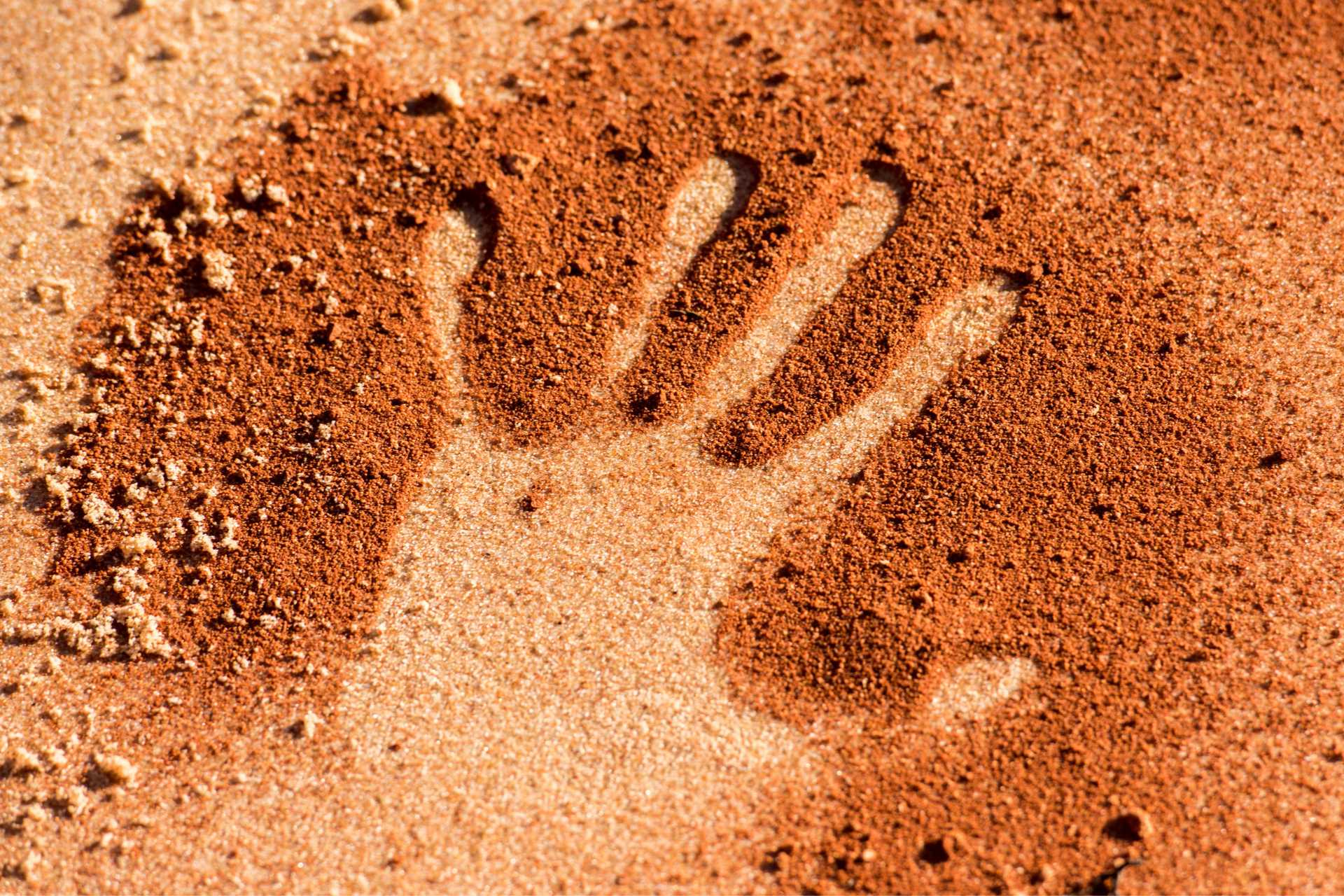 Hand shape on sand like Aboriginal art ©Getty Images