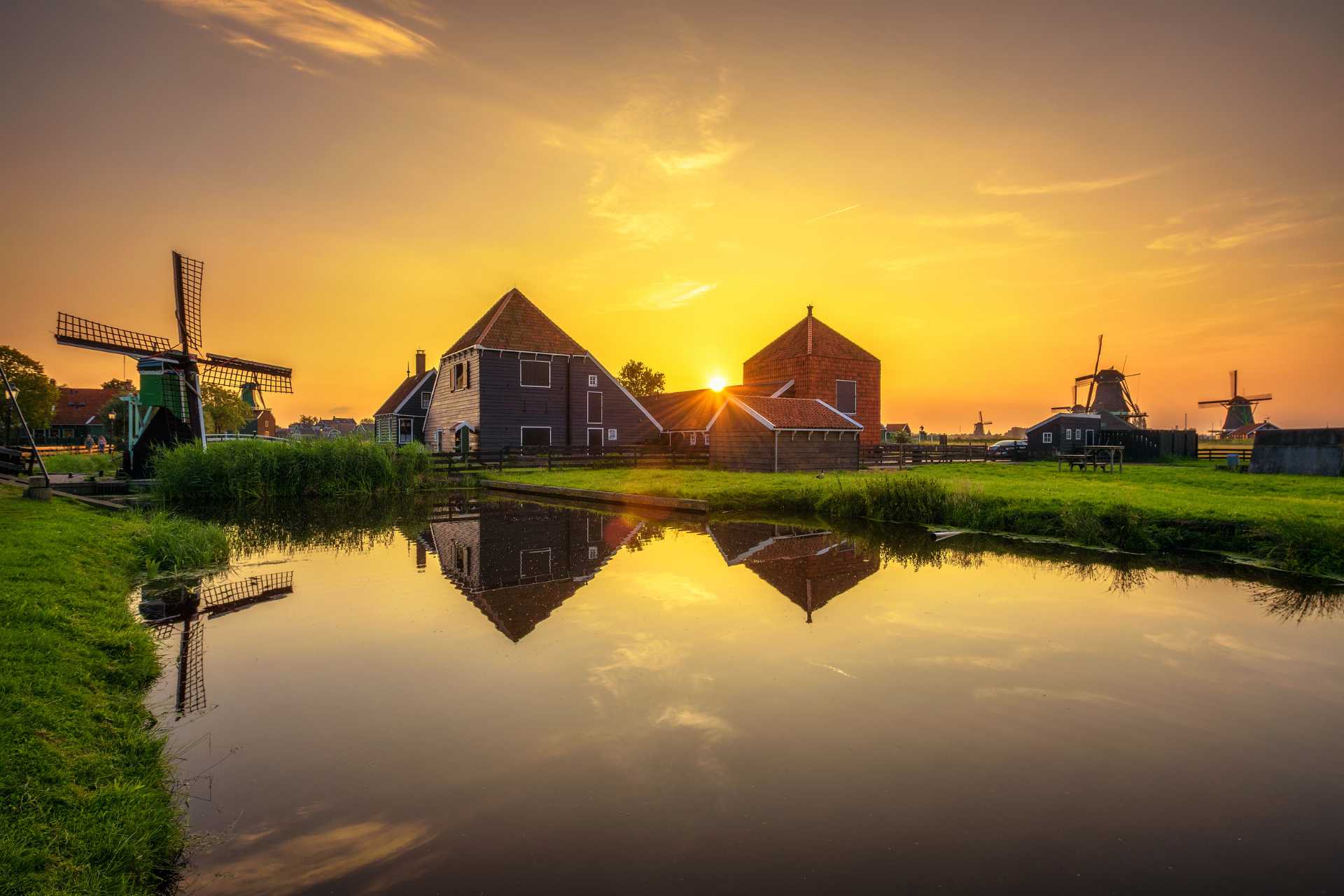 Sunset above farm houses and windmills of Zaanse Schans in the Netherlands ©Getty Images