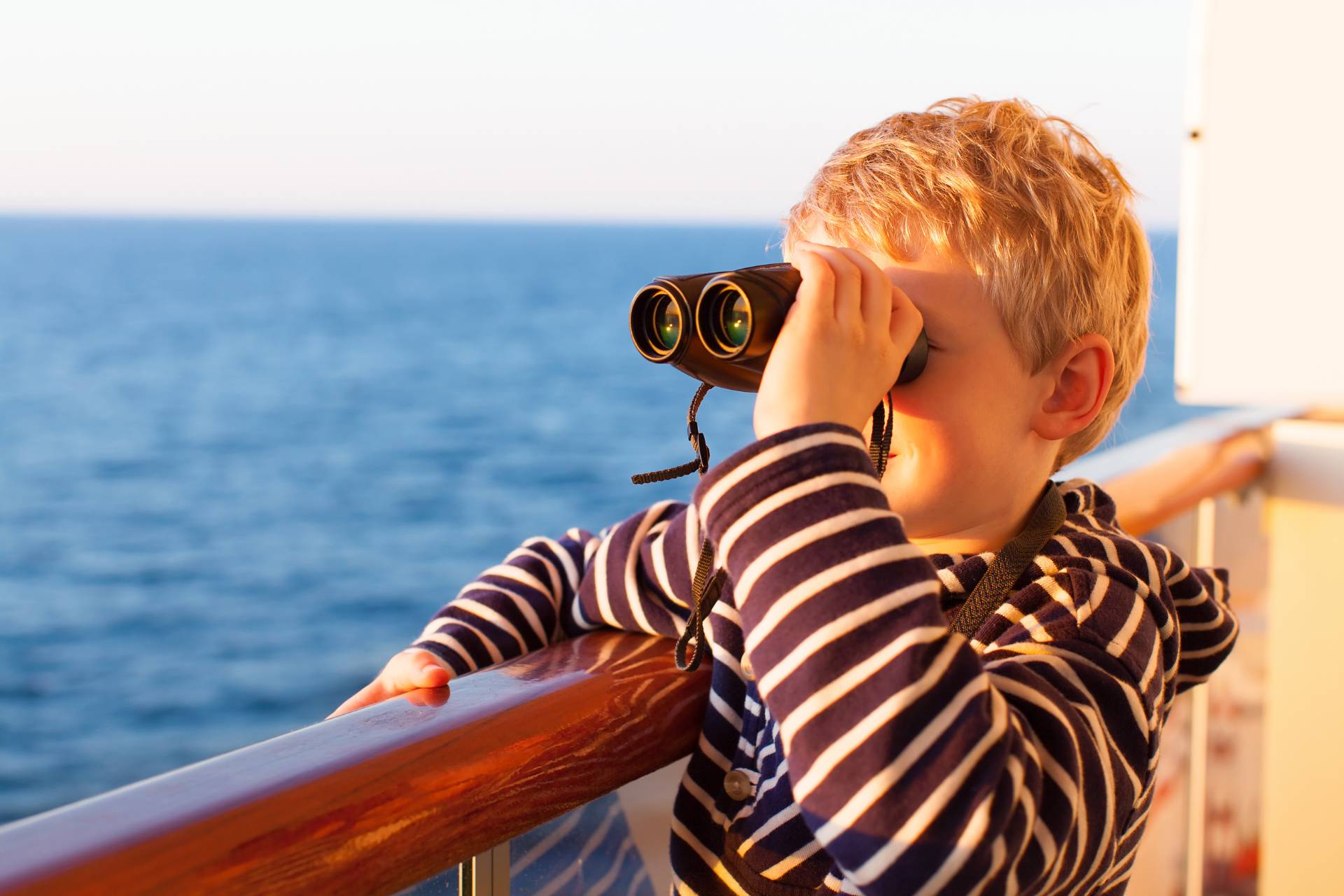 kid cruising with binoculars©Getty Images