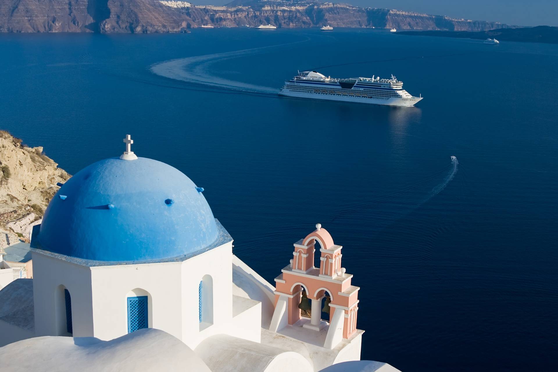 Cruise Ship in Santorini, Greece ©Getty Images