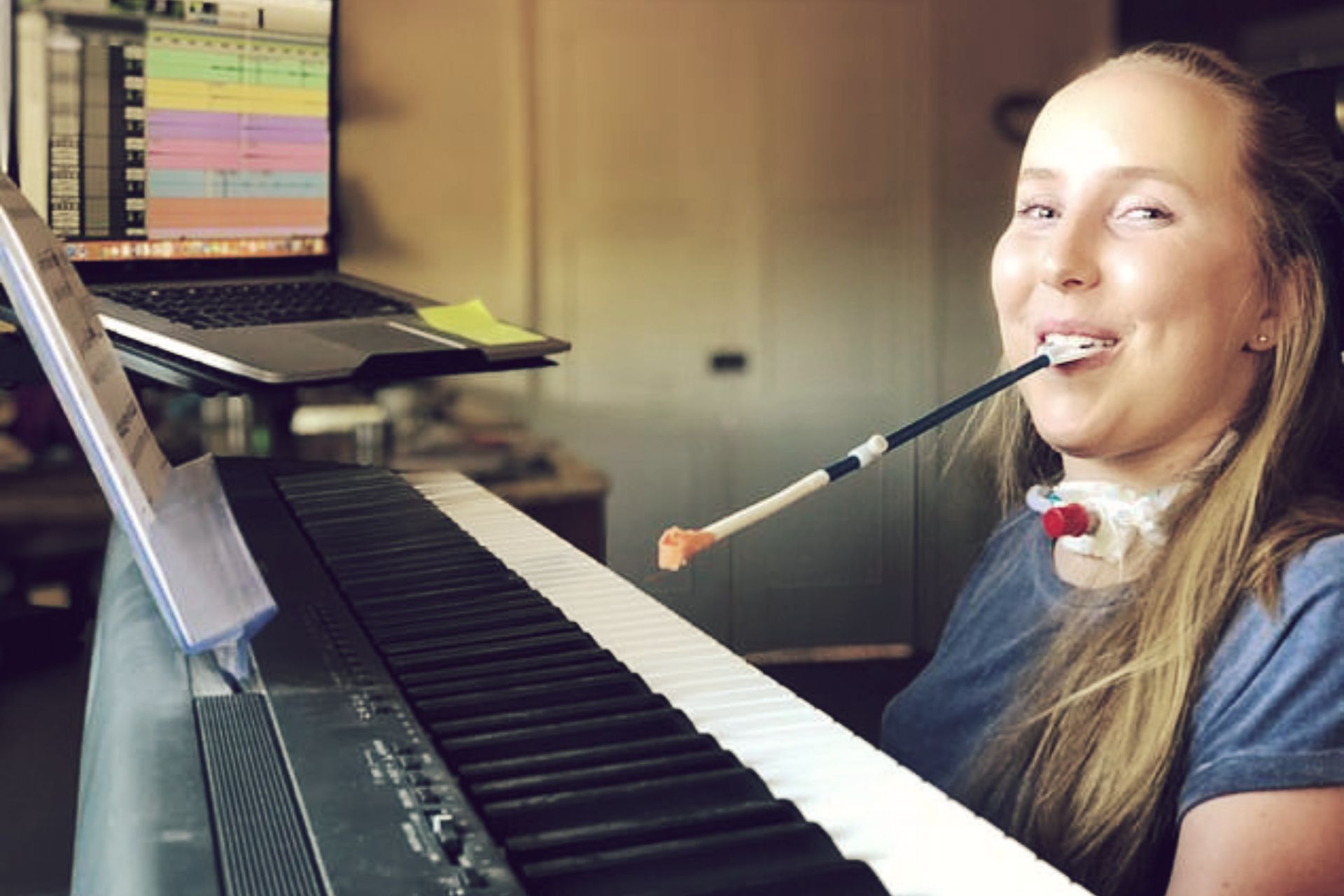 Grace Fisher playing piano with her mouth stick ©Grace Fisher